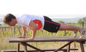 Wenn du dir einen Bodyweight Trainingsplan erstellen möchtest, sollte der Liegestütz darin nicht fehlen.