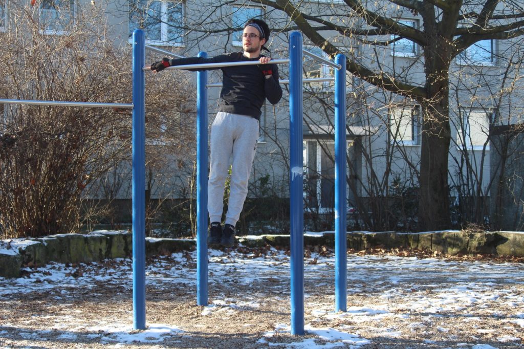 Eine der bekanntesten Klimmzüge Variationen ist der Archer Pull-Up.