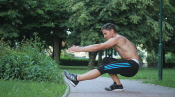 Die Kniebeuge Progression im Bodyweight Training hat den Pistol Squat als eine mögliche Endprogression.