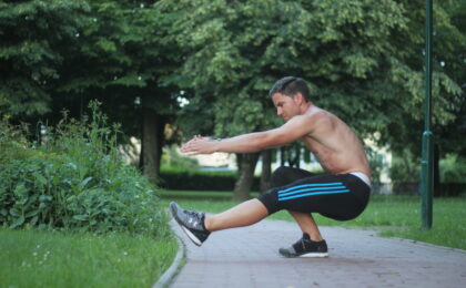 Die Kniebeuge Progression im Bodyweight Training hat den Pistol Squat als eine mögliche Endprogression.
