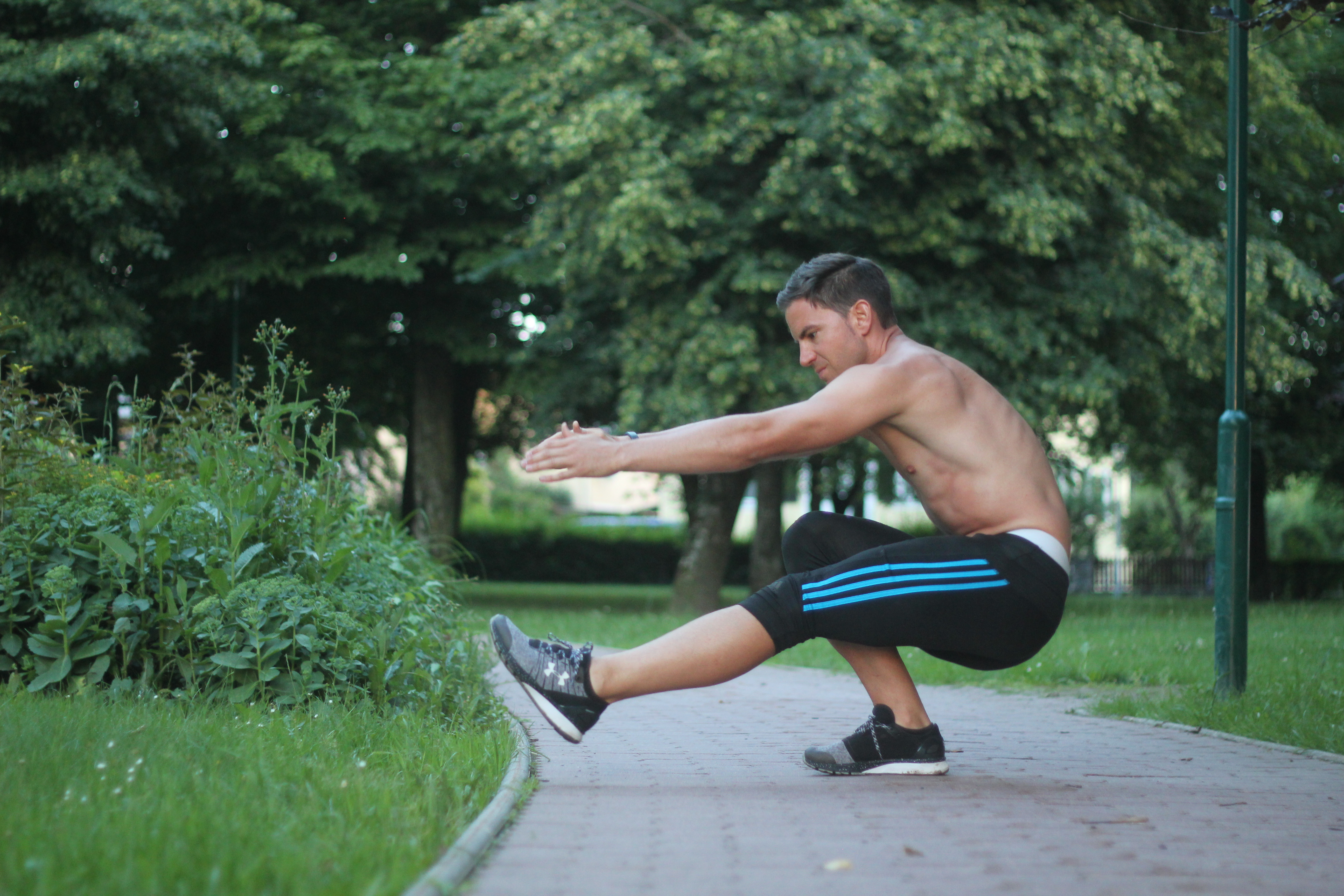 Kniebeuge Progression im Bodyweight Training: Schritt für Schritt zum Pistol Squat