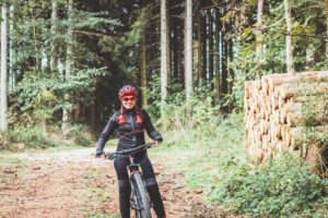 Frau, Mountain Bike, Wald