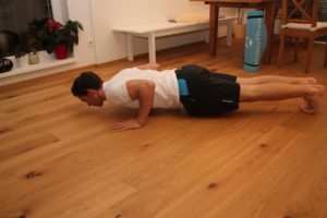 Am Beispiel Liegestütz erklärt heißt das, den vollen Bewegungsumfang ausnutzen, indem man runter bis auf den Boden geht und sich beim Hochdrücken auch noch etwas aus den Schultern herausdrückt. So wirkst du einer muskulären Dysbalance entgegen.