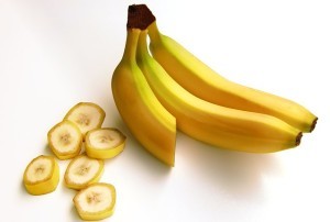 Bananen sind lecker, sollten aber nicht im Übermaß am Speiseplan stehen, wenn du auf dein Kaloriendefizit achten willst. Sie enthalten nämlich für Obst verhältnismäßig viele Kalorien und Kohlenhydrate.