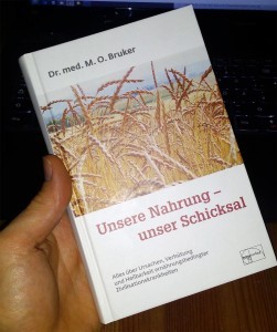 Das Buch von Dr. Bruker bietet dir einen guten Überblick darüber, was gesunde und ausgewogene Ernährung bedeutet.