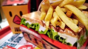 Fast Food wohin das Auge reicht: Da fällt es schwer, nicht ständig Hunger zu haben. Am besten ignorieren und darauf achten, gesunde Lebensmittel mit im Gepäck zu haben.