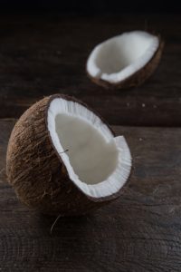 Die Kokosnuss ist vielseitig als Lebensmittel verwendbar.