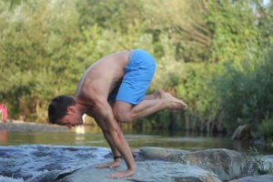 Yoga lässt sich perfekt als Alternativtraining in die Taperingphase einbauen. Dabei gibt es Übungen für jede Leistungsklasse. Hier am Bild die Crow Pose - eine Fortgeschrittenen Übung.