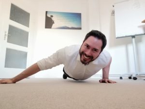 Der Archer Push Up ist eine anspruchsvolle Bodyweight Übung für Arm- und Brustmuskulatur.