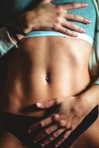 Foto Bauch Frau - Was passiert mit Fruktose in deinem Körper?