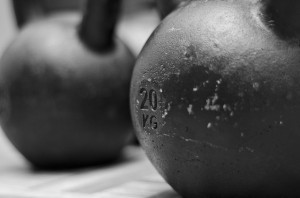 Baue den Kettlebell Swing immer wieder in dein Training ein und perfektioniere die Technik.