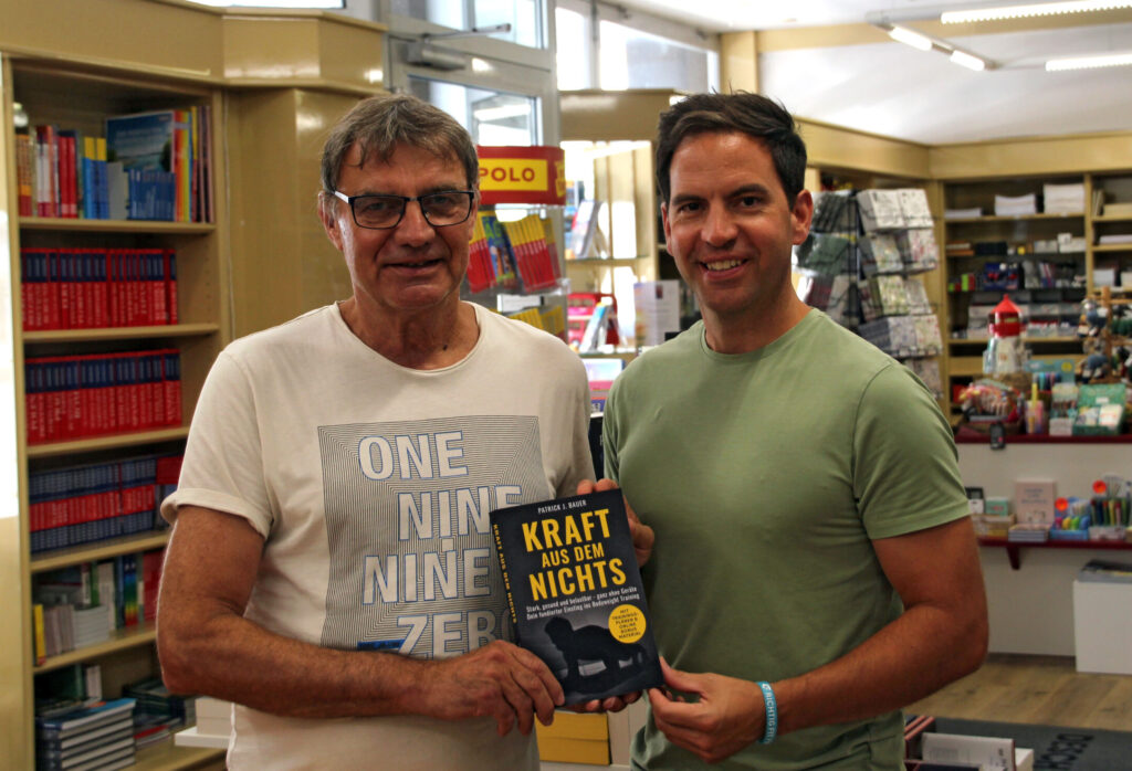 Kraft aus dem Nichts gibt es auch in der Buchhandlung Desch-Drexler in Pinkafeld zu kaufen (Versand innerhalb Österreichs).