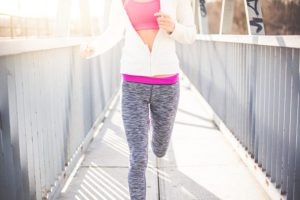 Wenn du weniger wiegst, verbrauchst du auch beim Laufen weniger Kalorien, da deine Muskeln weniger Gewicht bewegen müssen.
