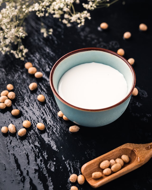 Auch Sojabohnen liefern viel hochwertiges Eiweiß und können als veganes Proteinpulver zum Einsatz kommen.