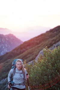 Wenn du auf einen Berg wanderst, benötigst du auch im Sommer genug Outdoor Bekleidung mit, vergiss das nicht!