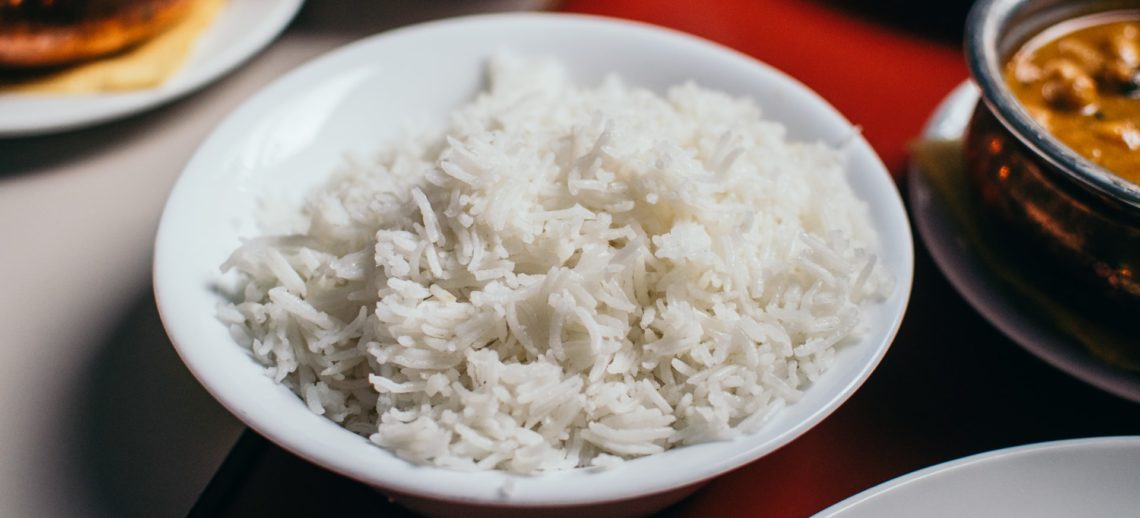 Eine gute vegane Eiweißquelle ist Reisprotein, das aus Reis gewonnen werden kann.