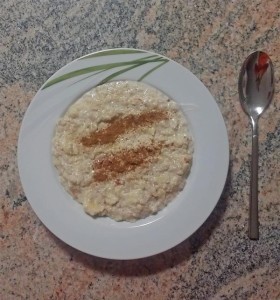 Porridge (oder Haferbrei) mit Zimt und Obst ist ein feines Frühstück.