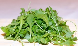 Naturbelassener bzw. selbst angebauter Rucola schmeckt noch kräftiger und würziger als die Supermarktvariante.