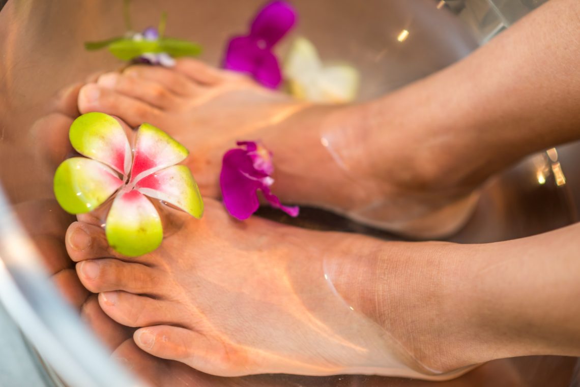 Ein Fußbad kann zur optimalen Regeneration deiner Füße beitragen.