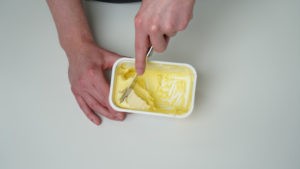 Margarine, Messer in Hand, streichen
