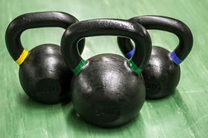 Eine Kettlebell sollte in keinem Homegym fehlen. Wichtig: Lerne dir richtige Technik im Selbststudium oder noch besser bei einem guten Trainer!