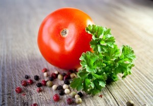 Mit ein paar Tomaten, einer Zwiebel, ein paar Kräutern und einer Packung Roggenvollkornnudeln lässt sich ein schnelles Mittagessen zubereiten.