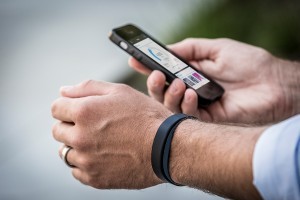 Fitness Tracker (hier am Bild der Vivosmart von Garmin)