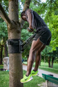 Muscle Ups an der Klimmzugstange